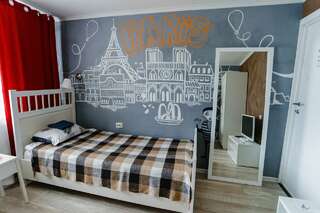 Хостел Smile Hostel Нижний Новгород Двухместный номер с 2 отдельными кроватями и общей ванной комнатой-5