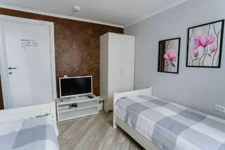 Хостел Smile Hostel Нижний Новгород Двухместный номер с 2 отдельными кроватями и общей ванной комнатой-2