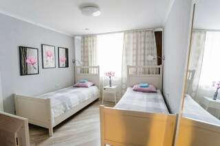 Хостел Smile Hostel Нижний Новгород Двухместный номер с 2 отдельными кроватями и общей ванной комнатой-1